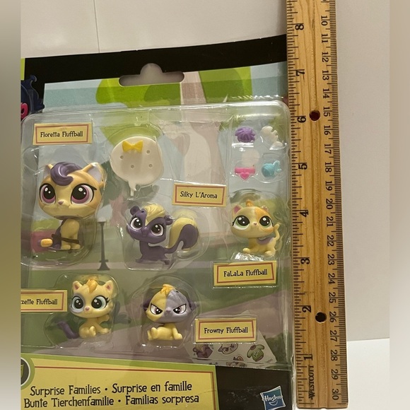 Littlest Pet Shop Families-FluffBall Cats and Silky L’Aroma Skunk - Picture 8 of 9